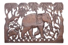Панно резное из дерева "Слониха со слоненком"